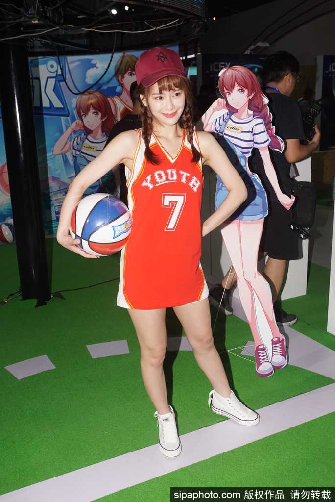 燃情ChinaJoy:电竞宝贝化身篮球精灵,舞动夏日嘉年华 身着火红篮球战袍的靓丽精灵,在展台中央跳跃定格,仿佛从NBA嘉年华中走出的活力女神
