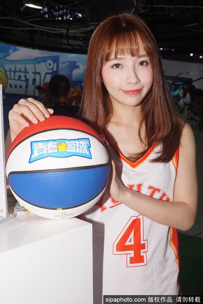 燃情ChinaJoy:电竞宝贝化身篮球精灵,舞动夏日嘉年华 即使只是在台下休息,她依然保持着甜美的微笑,双手抱球的姿态宛如漫画中走出的篮球经理人,清新可人