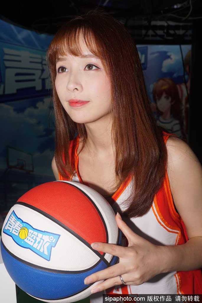 燃情ChinaJoy:电竞宝贝化身篮球精灵,舞动夏日嘉年华 紧身的篮球背心搭配热力四射的笑容,她手中的篮球仿佛也沾染了夏日的温度,成为全场的视觉焦点