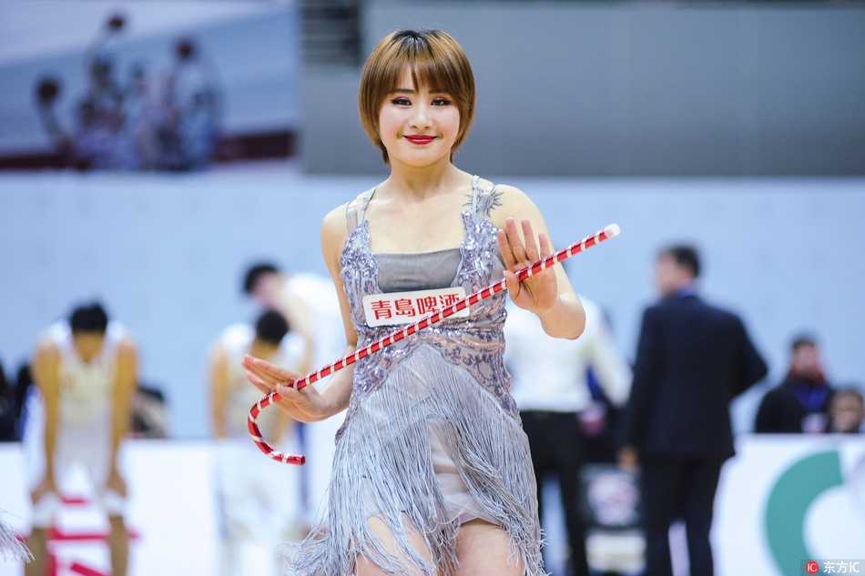 领舞的宝贝眼神专注而灵动，手中的手杖在她身畔划出优雅的弧线，身后的队友们则以整齐的队列和统一的舞姿，营造出极具层次感的舞台效果，尽显团队默契。