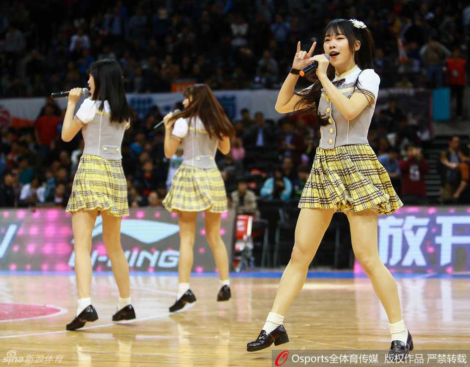 表演结束后，女孩们对着看台挥手致意，脸上带着些许运动后的红晕，她们青春的身影成为了这场激烈篮球盛宴之外最美好的回忆。