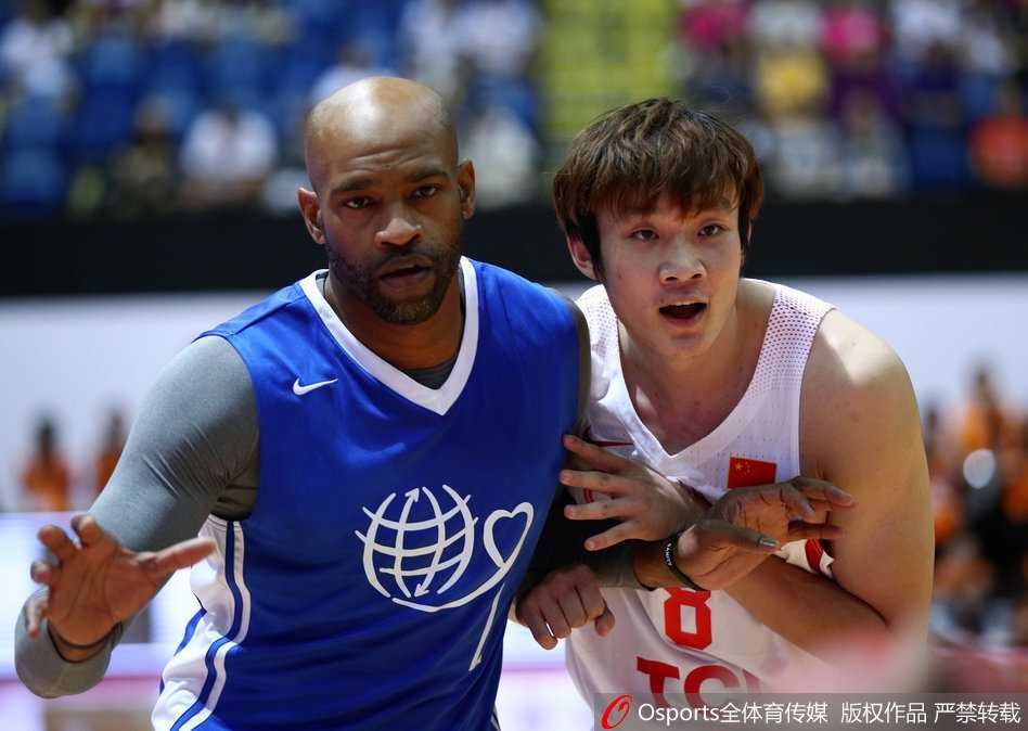 大魔王周琦蓄势待发，身披国家队战袍在红磡体育馆内等待上场，眼神中满是对新赛季的期待