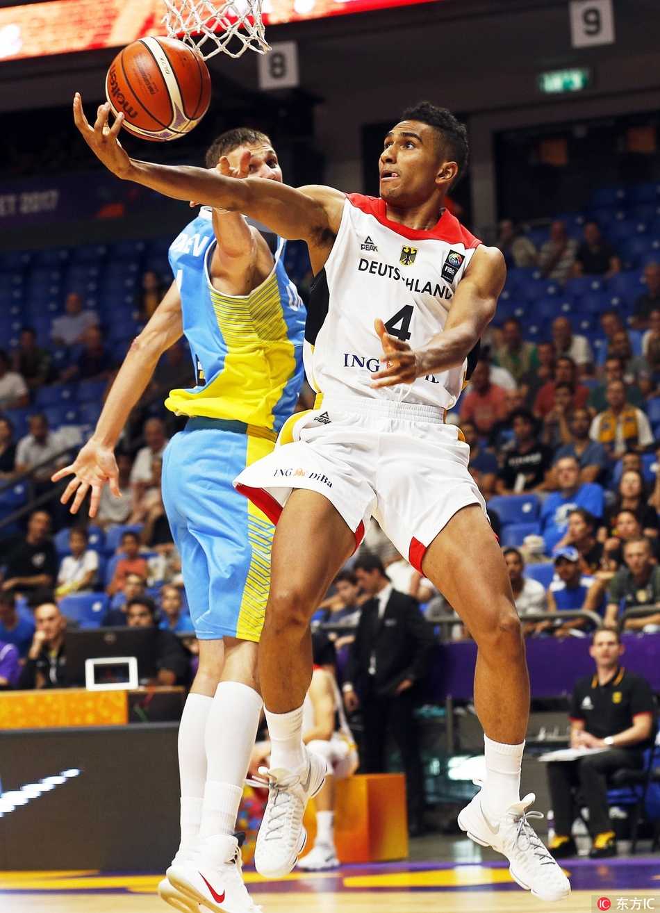 特拉维夫战车启动:德国男篮后诺天王时代迎首胜,施罗德狂砍32分击退乌克兰 德国大个子约翰内斯-沃格特曼在高位送出精妙传球,他目光如炬,用一记恰到好处的击地传球撕破乌克兰防线,展现了欧洲内线传统的细腻技术和篮球智商。