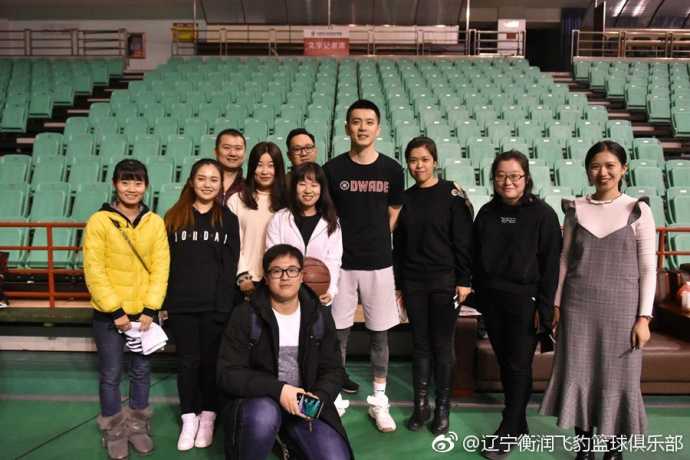 爵士众将围成一圈，眼神如鹰隼般锐利，防守铁壁让快船的每一次突破都变得寸步难行。