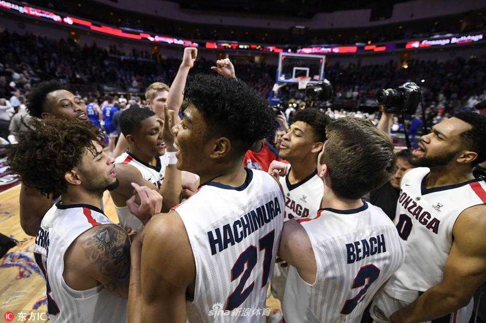 狂野西部霸权:冈萨加摧枯拉朽,西海岸冠军加冕六连冠 终场哨响,冈萨加的球员们高举双臂,庆祝胜利。紫色的夺冠纪念T恤和帽子成为球场的主色调,他们围在一起跳跃着,脸上的笑容比拉斯维加斯的聚光灯还要耀眼。这一刻,他们是西海岸无可争议的霸主。