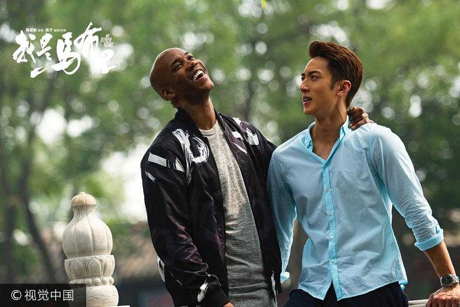 电影拍摄现场，马布里与吴尊并肩而坐，共同审视监视器中的回放画面，两人神情专注，力求每一个篮球动作和情感表达都能达到最完美的效果。