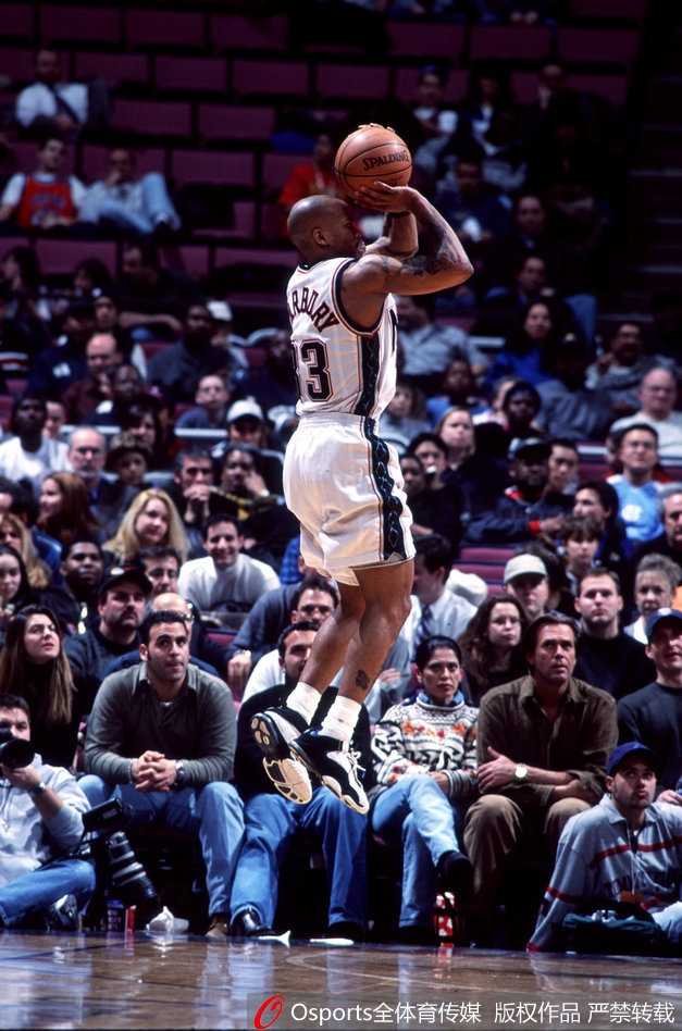 谢幕战后的马布里被北控队友们高高抛向空中，这一刻没有遗憾，只有感激与释然。他的22年职业生涯跨越了国界，串联起了两种文化。从NBA的“独狼”到CBA的“马政委”，他用不屈的意志完成了自我救赎，在北京的夜空下，他终于可以微笑着说再见。