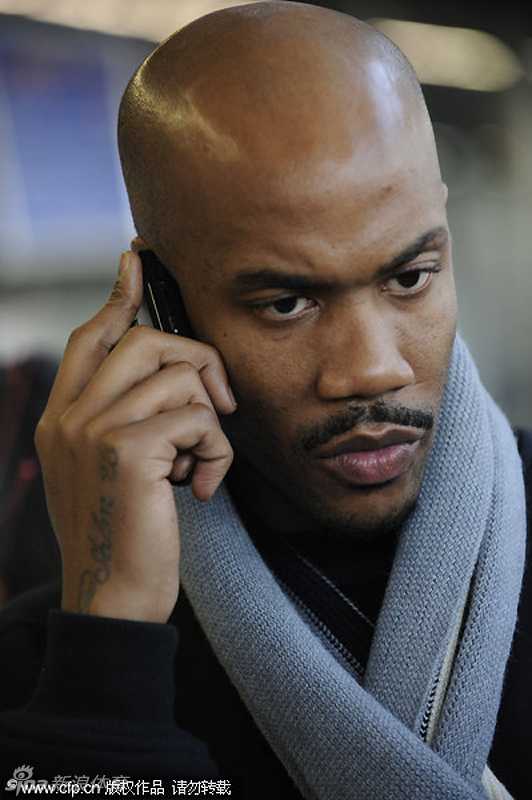 独狼变身马政委:马布里在CBA的热血征程 场外的马布里生活丰富多彩,他现身北京工体观看国安比赛,身穿国安主题T恤,与普通球迷打成一片开怀大笑