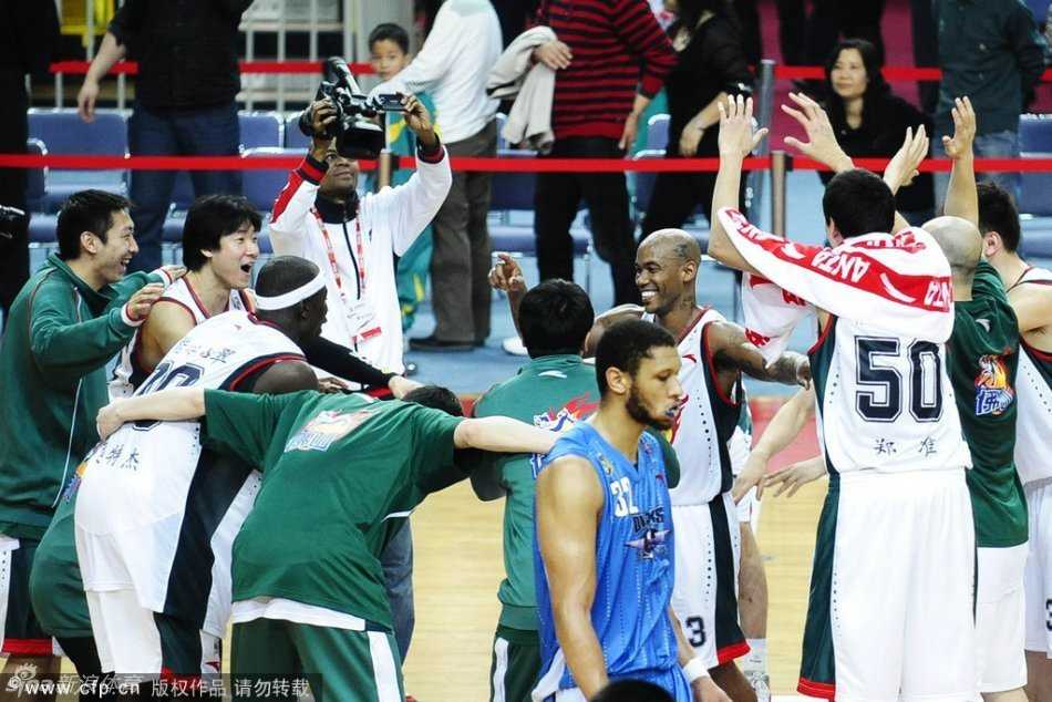 独狼变身马政委:马布里在CBA的热血征程 身披北京队战袍的马布里已成为真正的城市英雄,他振臂高呼,享受着主场球迷山呼海啸般的欢呼与膜拜