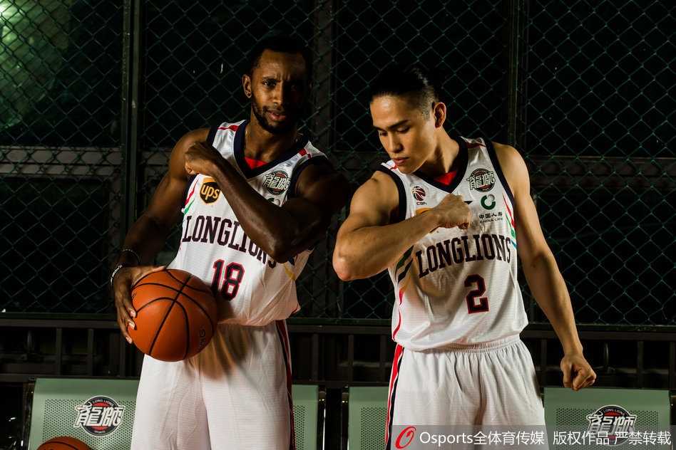 桑尼·萨卡基尼双臂紧抱篮球，目光如炬，这位亚洲外援的全能身手将为龙狮的攻防两端注入强悍的动力。