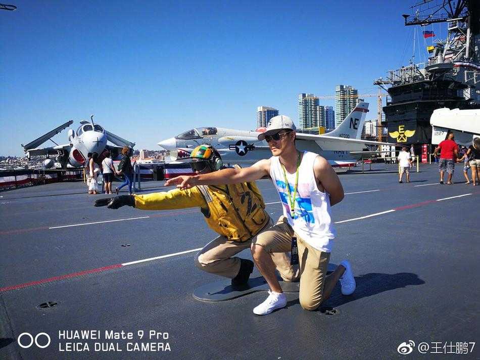 王仕鹏的圣地亚哥漫游记:从航母甲板到日落巨轮的梦幻一日 在老城色彩明艳的街道上,王仕鹏在一家手工艺品店前驻足,墙上挂满了色彩缤纷的墨西哥宽边帽和传统披肩,他的眼中满是好奇与欣赏。