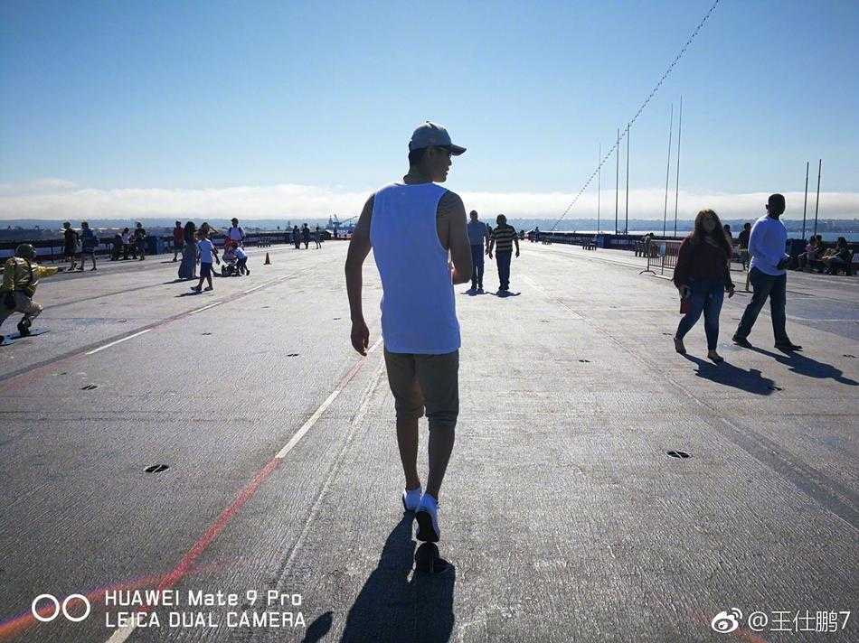 王仕鹏的圣地亚哥漫游记:从航母甲板到日落巨轮的梦幻一日 在巴尔博亚公园的莉莉池畔,王仕鹏以远处的植物园和金色拱门为背景,脸上带着轻松愉悦的笑容,记录下这个完美的午后时光。