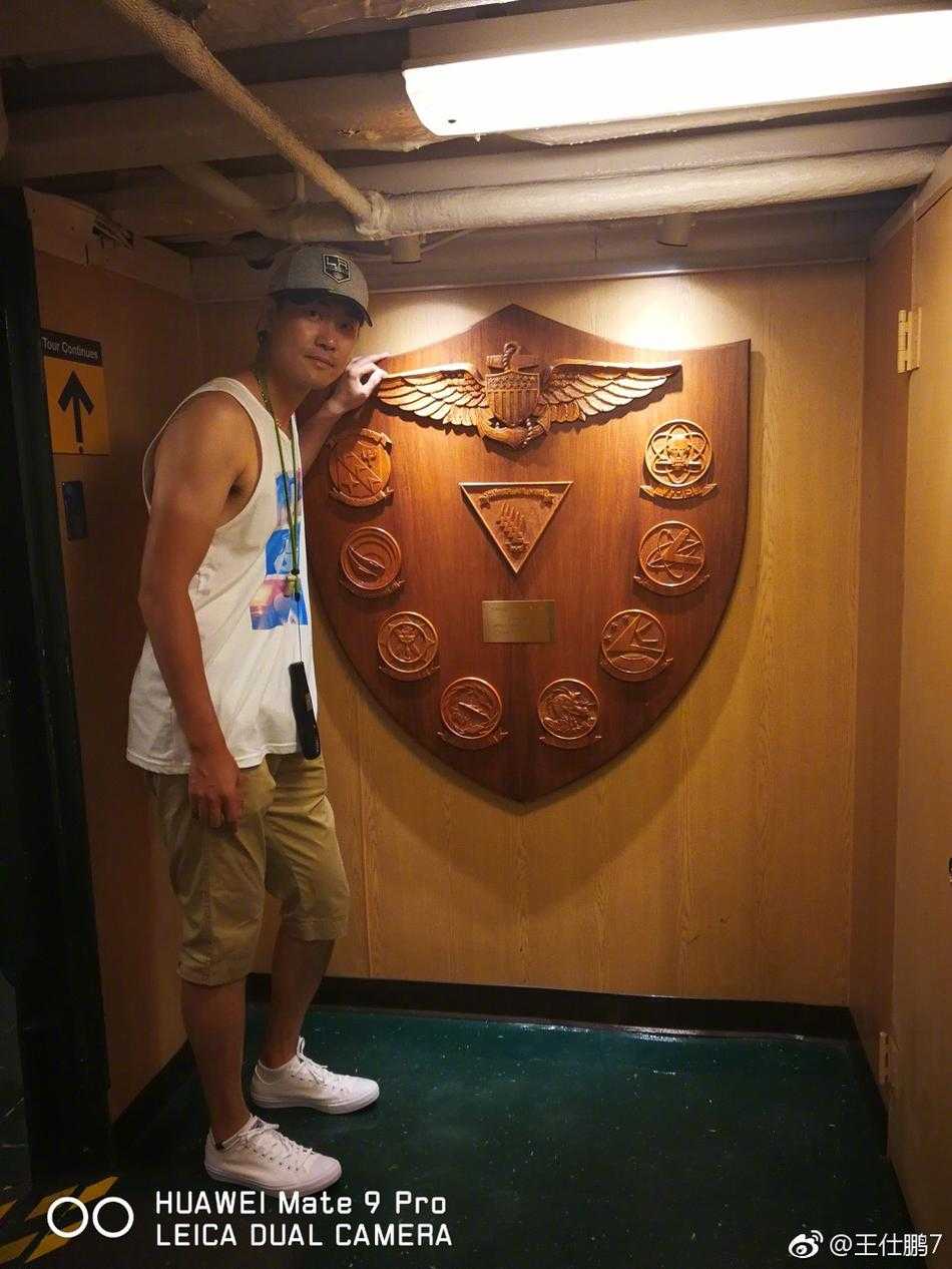 王仕鹏的圣地亚哥漫游记:从航母甲板到日落巨轮的梦幻一日 夜幕降临,煤气灯街区的霓虹灯逐一亮起,王仕鹏在一家餐厅的露台上享受晚餐,身后是熙熙攘攘的人群和维多利亚风格的建筑,充满活力。