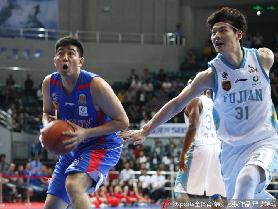 王哲林内线制霸携双外援闪耀 福建主场大胜天津取两连胜 拉斯-史密斯面对防守球员,果断跳起出手三分,篮球在空中划过一道完美弧线。
