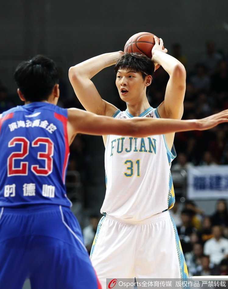 王哲林内线制霸携双外援闪耀 福建主场大胜天津取两连胜 天津外援杰特面对防守急停跳投,眼神坚定,试图为球队力挽狂澜。