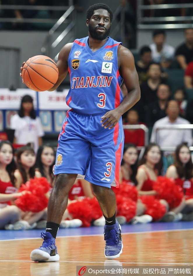 王哲林内线制霸携双外援闪耀 福建主场大胜天津取两连胜 福建外援拉斯-史密斯如闪电般突破天津队两人的包夹防守,即将上篮得分。