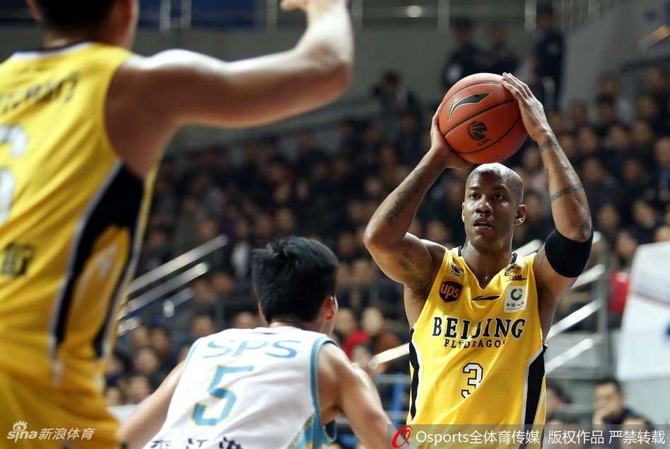 福建外援哈里斯在人群中旱地拔葱，单手将球补进篮筐，瞬间引爆主场球迷的热情，欢呼声震耳欲聋。