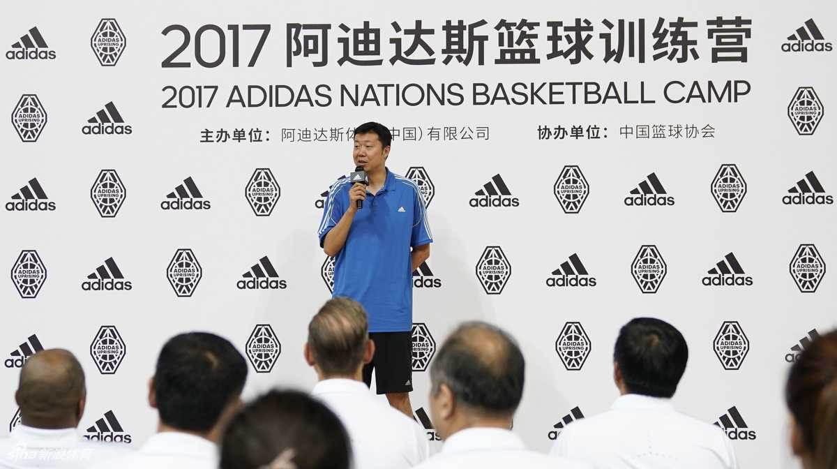 王治郅与刘晓宇的薪火相传:从八一传奇到青训守望者 刘晓宇在训练营中观察小球员运球,神情专注仿佛回忆起自己年少追梦的时光