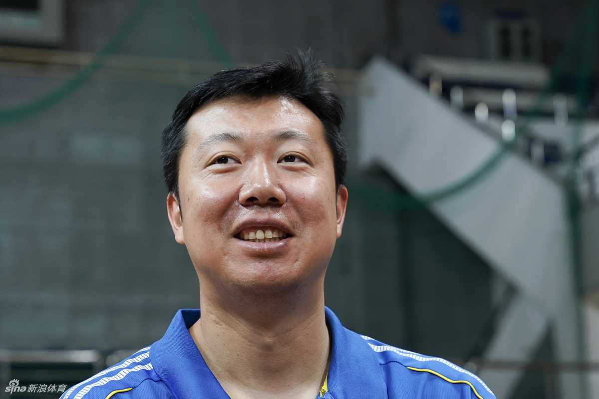 王治郅与刘晓宇的薪火相传:从八一传奇到青训守望者 大郅面带微笑耐心解答小球员的提问,眼神中满是过来人的温和与鼓励