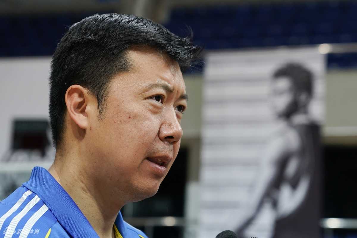 王治郅与刘晓宇的薪火相传:从八一传奇到青训守望者 王治郅身着训练服亲自下场示范篮下脚步,动作舒展飘逸尽显梦幻步伐风采