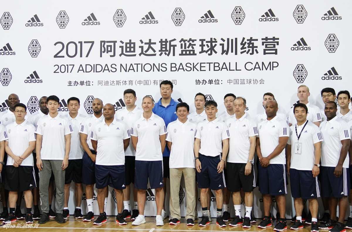 王治郅与刘晓宇的薪火相传:从八一传奇到青训守望者 训练营全景图,巨大的球场内,身穿各色球衣的少年们正在奔跑,篮球梦想在此刻起航