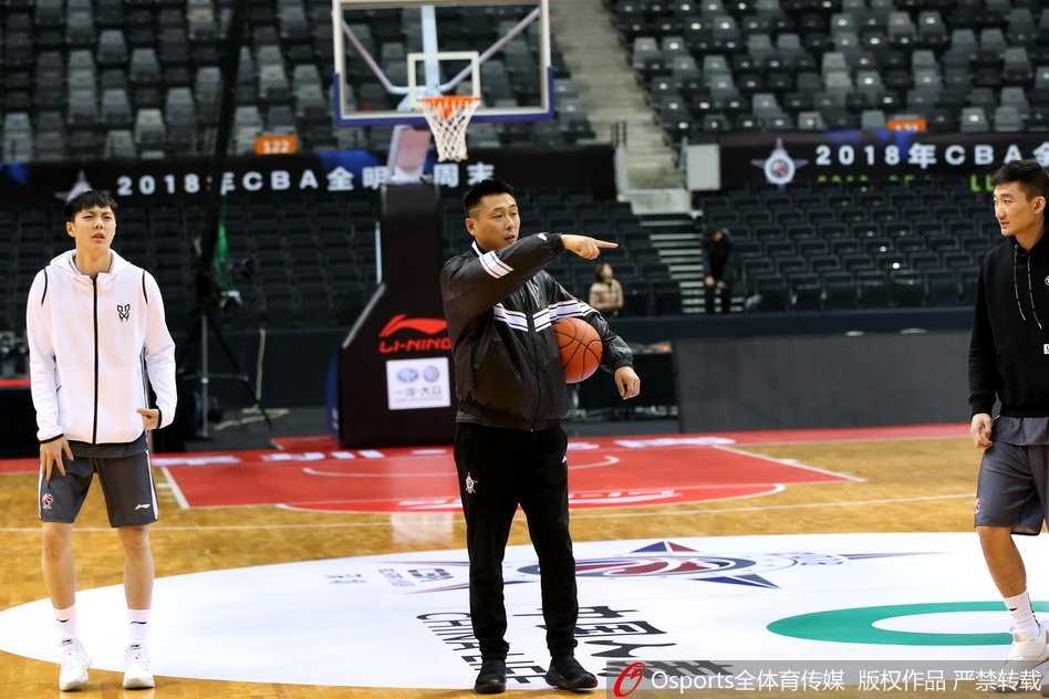 训练结束后，王治郅与胡雪峰两位昔日国家队队友在场边握手交谈，笑容满面，这一幕象征着中国篮球精神的薪火相传。