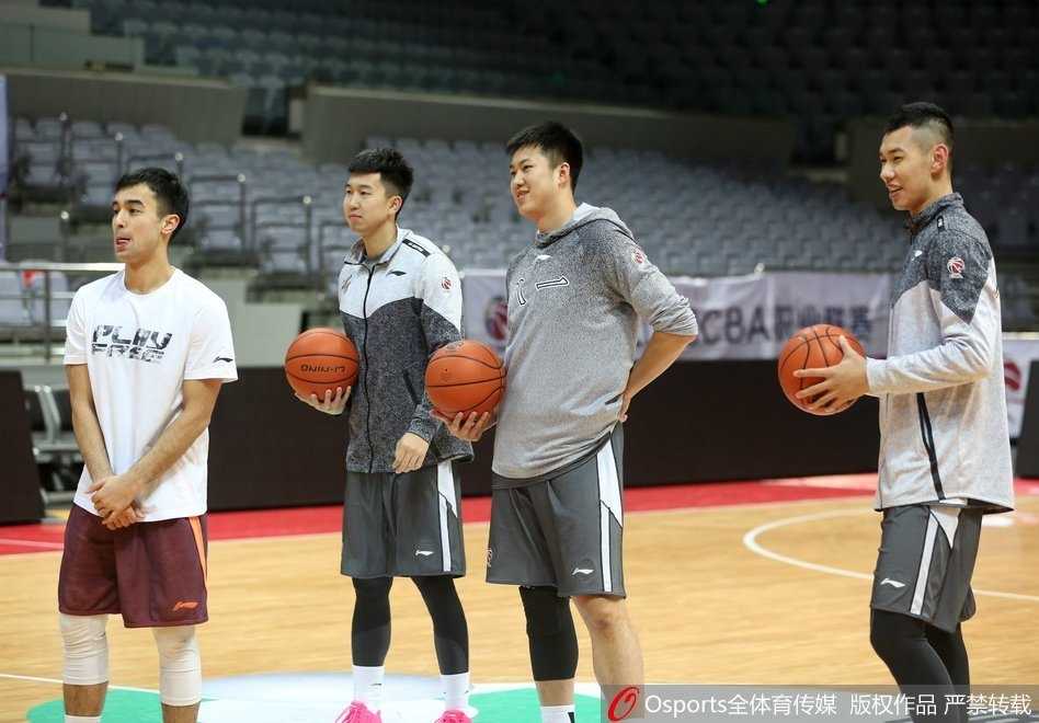 八一队员在进行罚球练习，篮球砸板后入筐，训练馆内的灯光映照着队员们的身影。