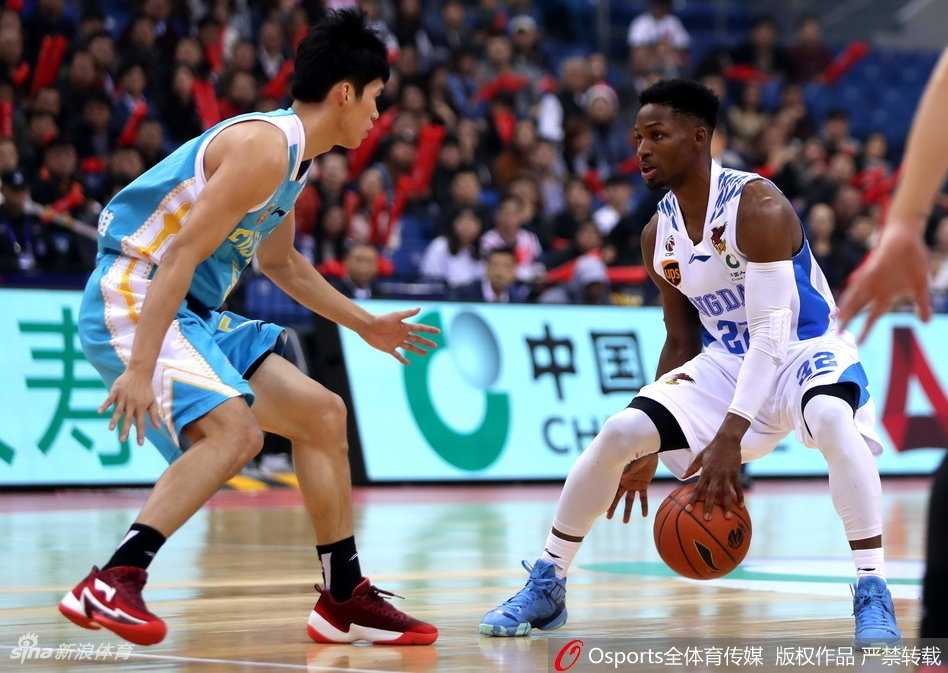 篮下一片混战，青岛与福建的多名球员同时高高跃起，手臂交织在一起，只为争夺那一个决定球权的篮板球，肌肉碰撞声仿佛穿透画面。