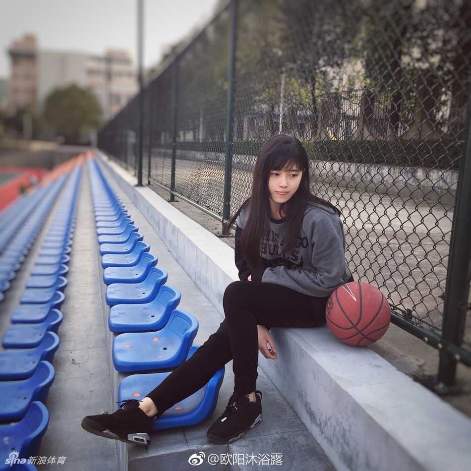 欧阳沐在篮下高高跃起，尝试封盖对手，尽管是女生，但她在防守端的拼劲和态度丝毫不输给任何人。