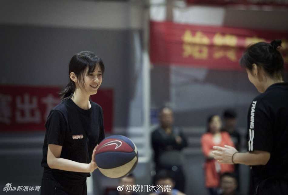 球场上，欧阳沐正运球过半场，她的眼神专注而坚定，没有丝毫畏惧，完全投入到与男球员的对抗之中。