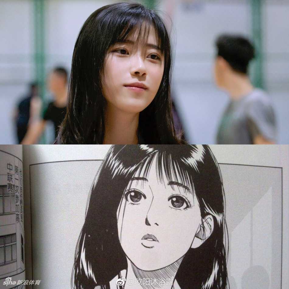 欧阳沐手持篮球，站在阳光洒落的篮球场上，对着镜头露出标志性的治愈笑容，仿佛就是那个从漫画中走出来的元气少女。