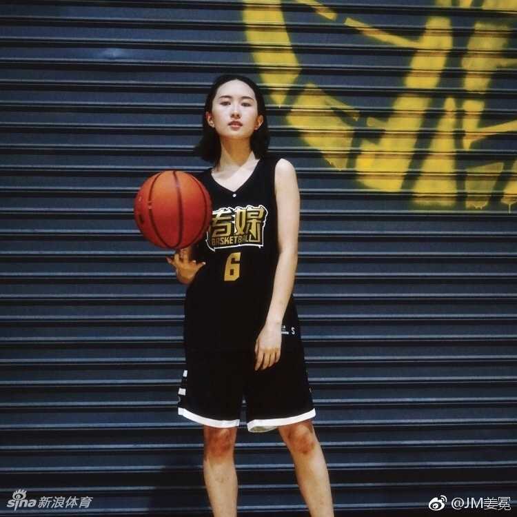 身穿蓝色球衣的姜冕在赛场上运球突破，她的动作迅捷而流畅，眼神中透露出属于后卫的冷静与犀利，长发在风中飘扬