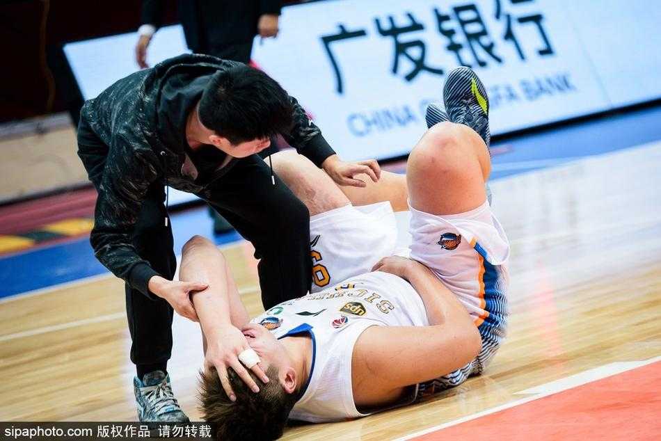 队友们纷纷围拢过来，有人关切地弯腰查看徐煜峰的情况，有人则焦急地挥手示意场边的队医赶快进场。