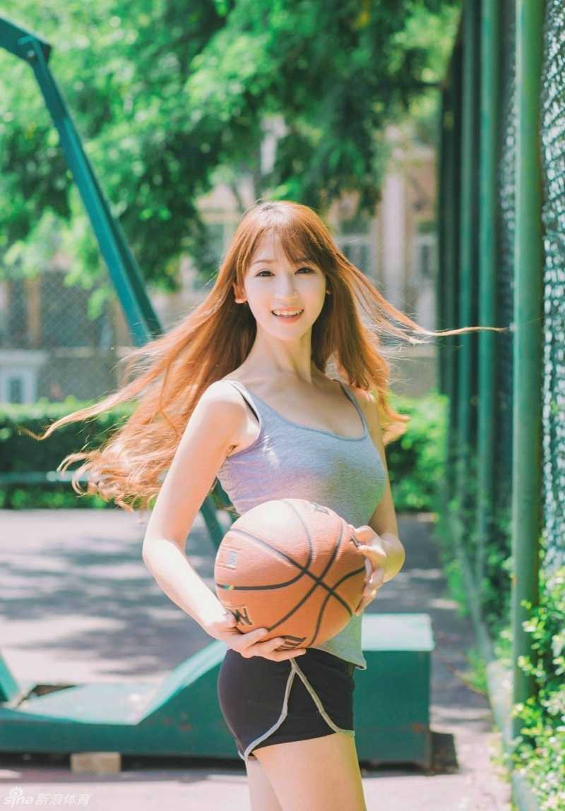 甩动长发瞬间，水珠飞溅，打湿的上衣显露出健康肤色，笑容灿烂，仿佛夏日里最明媚的阳光