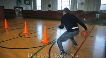 训练者如同一位优雅的指挥家，双脚轻柔地踩着皮球作为节拍，双臂则舒展地向外划动，将身体的韵律与球的滚动完美同步。