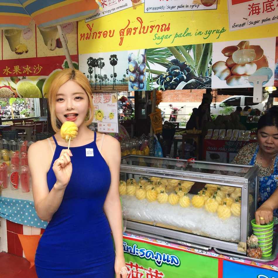 球鞋女神DJ Soda的粉色帝国:当迷人美腿遇上珍稀乔丹鞋 在这个静谧的角落,DJ Soda暂时告别了舞台的喧嚣,一身休闲装扮的她仿佛邻家女孩,但那满满一墙的限量球鞋却暴露了她作为潮流收藏家的真实身份,每一双鞋都诉说着她对乔丹的热爱。