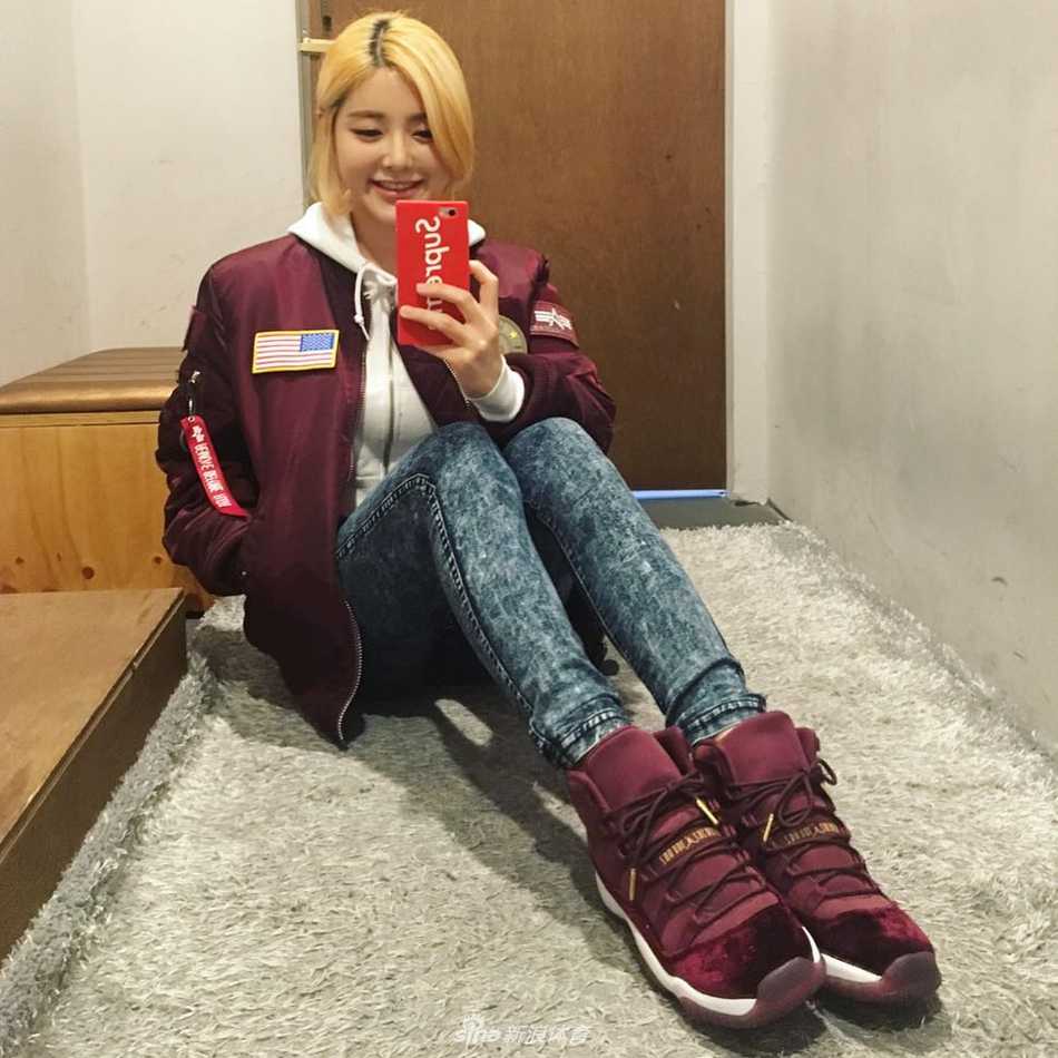 球鞋女神DJ Soda的粉色帝国:当迷人美腿遇上珍稀乔丹鞋 阳光洒在她精致的侧脸上,Soda正在专注地审视着什么,也许是新到的一双限量AJ?简约的白色上衣与脚下的球鞋形成鲜明对比,将她那种既清纯又带着一丝酷劲的独特气质展现得淋漓尽致。