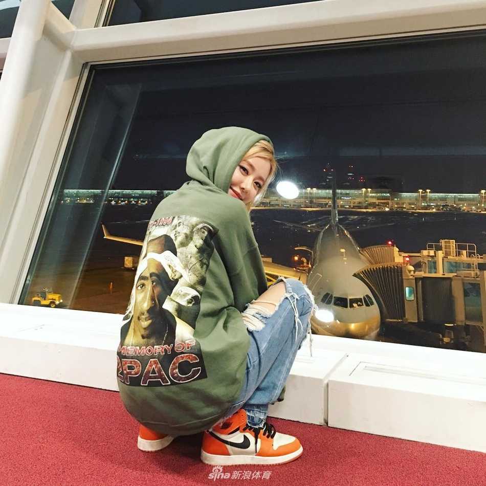 球鞋女神DJ Soda:从打碟台到鞋墙,她的Air Jordan帝国 DJ Soda身穿紧身连衣裙,将一双Air Jordan球鞋抱在怀中,她低下头深情凝视着手中的鞋子,金色的头发遮住了半边脸,画面充满了女性魅力与对球鞋的温柔爱意。