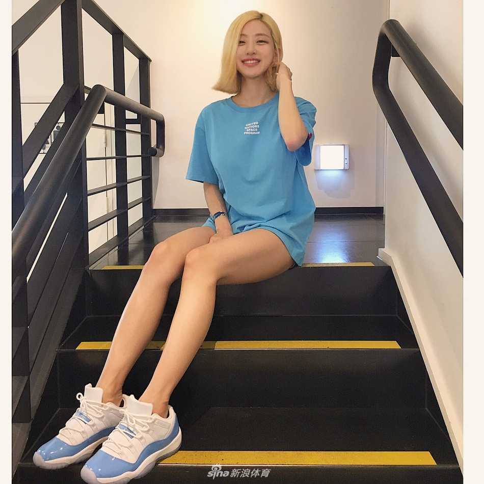 球鞋女神DJ Soda:从打碟台到鞋墙,她的Air Jordan帝国 在一面巨大的鞋墙前,DJ Soda侧身站立,手里拎着一双金色的球鞋,墙上密密麻麻摆满了限量款球鞋,她脸上带着自信的微笑,好身材与满墙的潮鞋相得益彰。