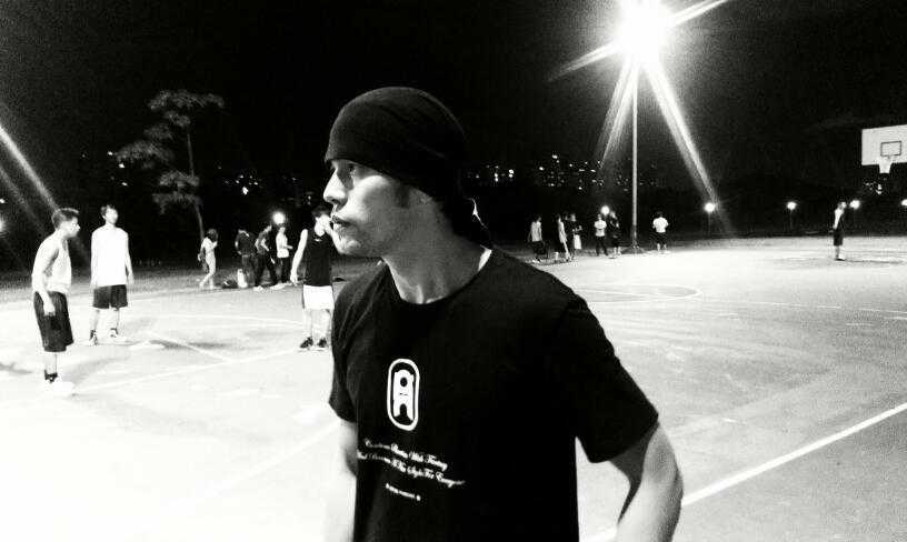 生日快乐!致我们永远的篮球少年周杰伦 场边的周杰伦和好友们一起观战,他笑得像个孩子,露出大白牙,这一刻的快乐如此简单纯粹,无关胜负,只因篮球。