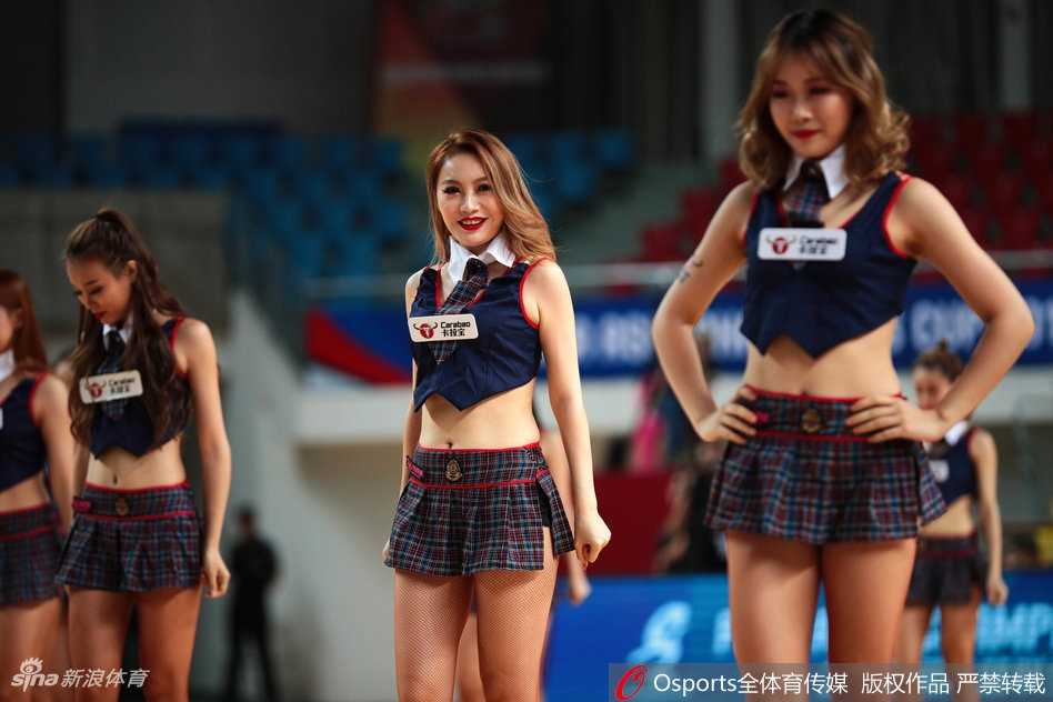 男篮亚冠赛场上的炫舞团 用激情舞动青春风采 表演正酣时队员发丝飞扬,专注神情与有力动作展现啦啦操运动刚柔并济的独特魅力