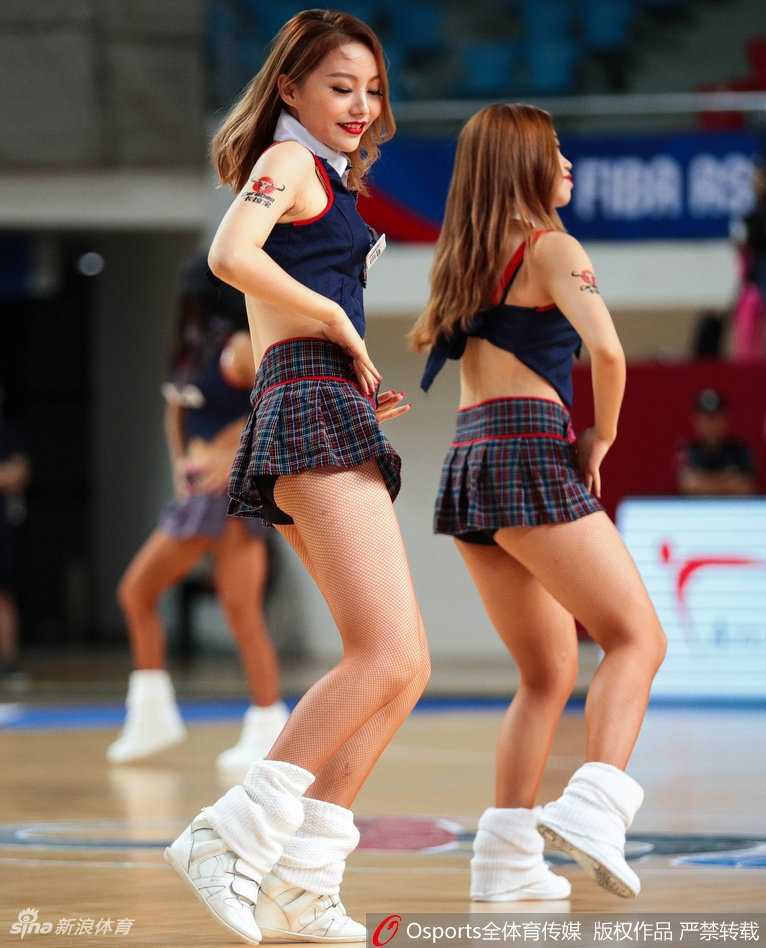 男篮亚冠赛场上的炫舞团 用激情舞动青春风采 青春洋溢的炫舞团成员站成一排向观众致意,整齐动作中透出蓬勃朝气与团队默契