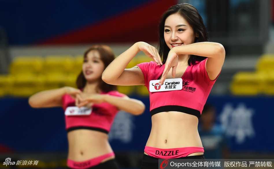 男篮亚冠赛场刮起粉红色风暴 炫舞团啦啦队热力绽放 这位宝贝手持闪耀花球,眼神坚定地望向远方,粉红色战袍下的她宛如赛场上的女战士,用舞蹈为球员注入必胜信念