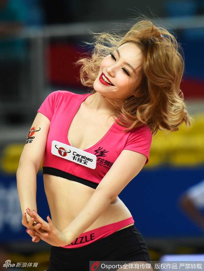 男篮亚冠赛场刮起粉红色风暴 炫舞团啦啦队热力绽放 炫舞团啦啦宝贝们身穿统一的粉红色服装,在球场中央腾空跃起,笑容如阳光般灿烂,瞬间点燃全场热情