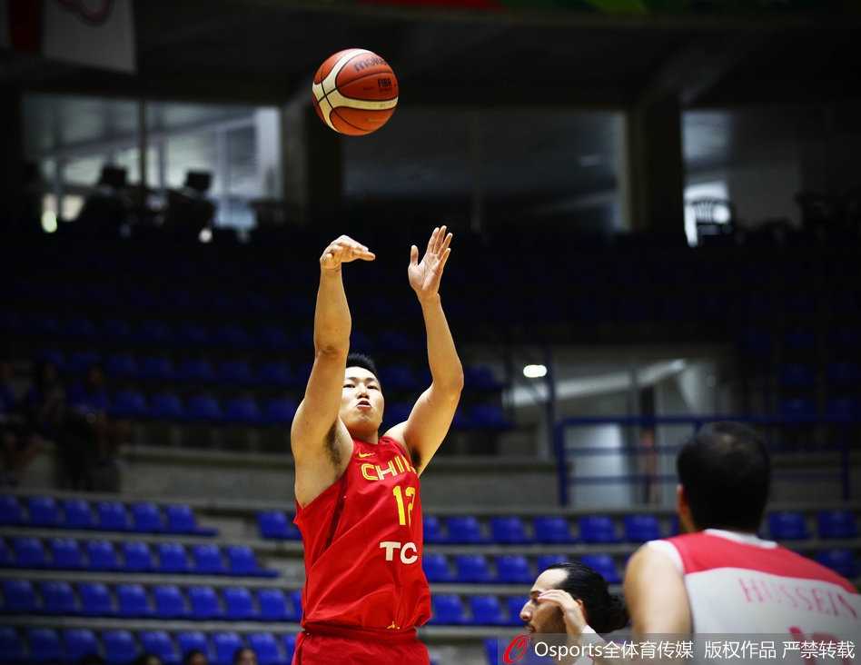 刘晓宇运球穿越半场，眼神坚定地观察着队友的跑位，他单手做出战术手势，整个球队的进攻节奏在他手中掌控自如。