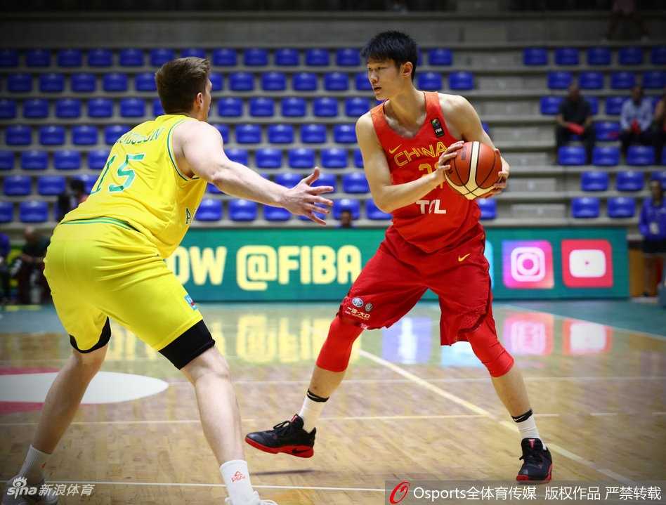男篮亚洲杯记忆:那一夜,青春的中国队倒在强悍澳洲面前 队长周鹏持球观察,面对身高臂长的澳洲防守人,他试图通过节奏变化寻找那一丝出手的空间。