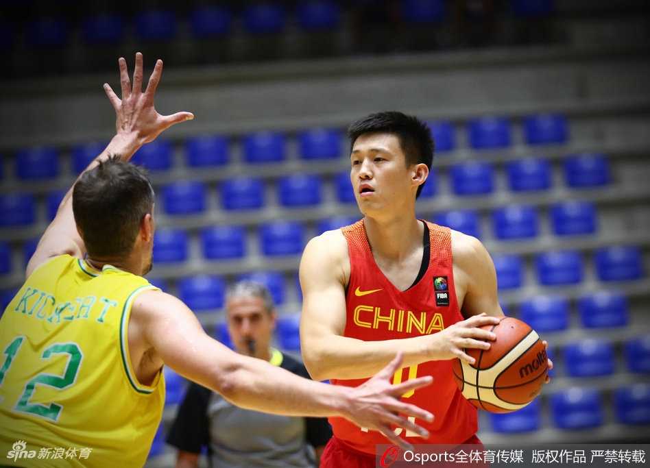 男篮亚洲杯记忆:那一夜,青春的中国队倒在强悍澳洲面前 郭艾伦极速变向突破,试图撕开澳大利亚的防线,他脚下的球鞋与地板摩擦出尖锐的声响,透露着不甘。