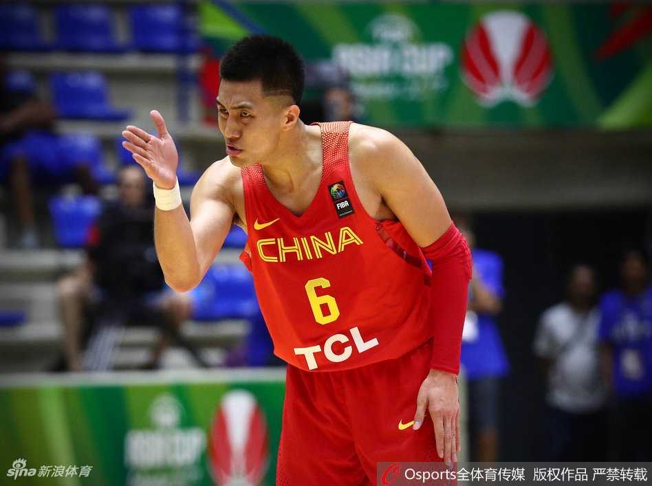 男篮亚洲杯记忆:那一夜,青春的中国队倒在强悍澳洲面前 韩德君在禁区硬扛澳洲大汉,他用厚实的身板筑起一道移动长城,每一次低位要位都充满了力量感。