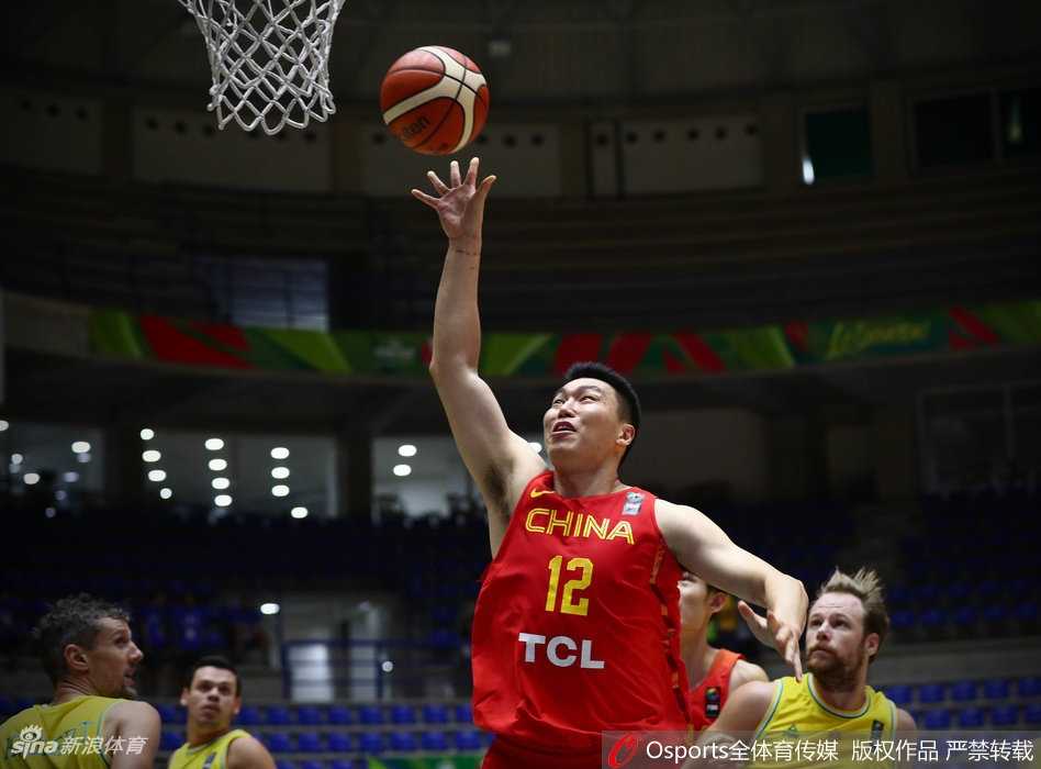男篮亚洲杯记忆:那一夜,青春的中国队倒在强悍澳洲面前 首节比赛,身披战袍的李根犹如一把尖刀,他外线手起刀落,内线强行突破,单节狂砍12分,几乎以一己之力扛着中国队前进。