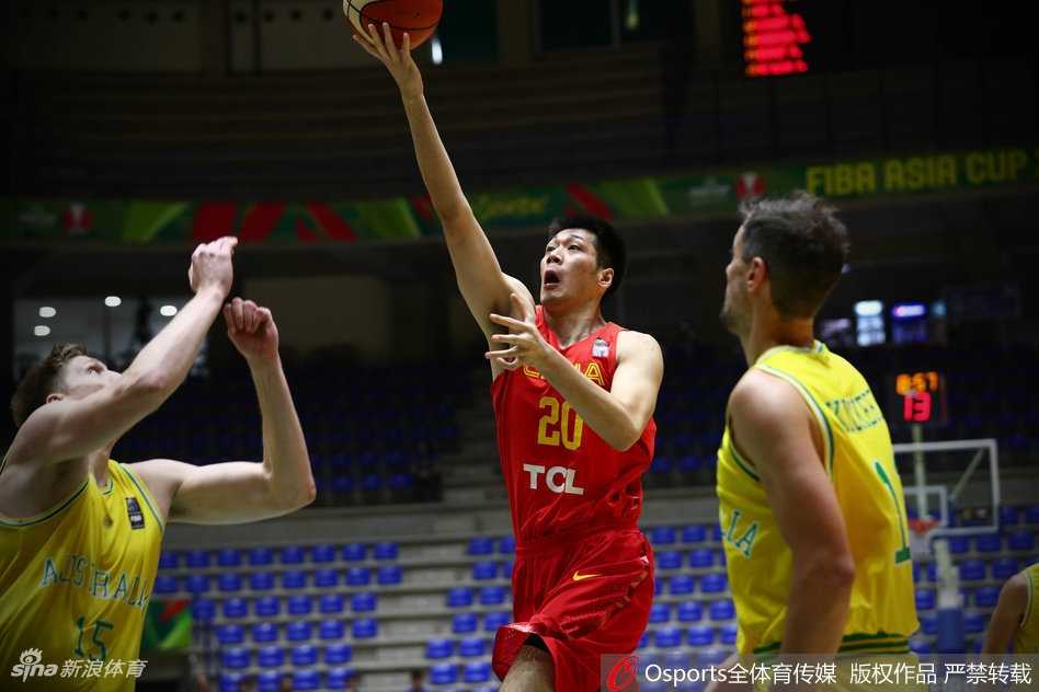 男篮亚洲杯记忆:那一夜,青春的中国队倒在强悍澳洲面前 场边的杜锋眉头紧锁,他双手比划着战术手势,试图在嘈杂的球馆里将指令传递给场上的弟子们。